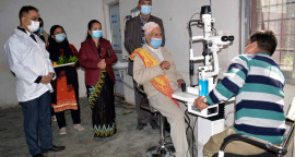 आँखा उपचार शुरु भएपछि बिरामी जाँच गर्दै स्वास्थ्यकर्मी ।